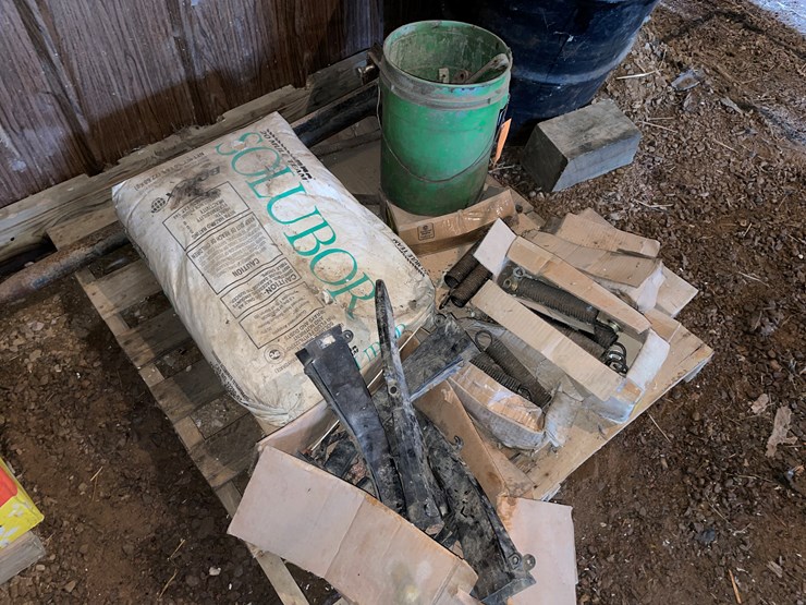 #7176-•-pallet-of-various-planter-parts-image-2