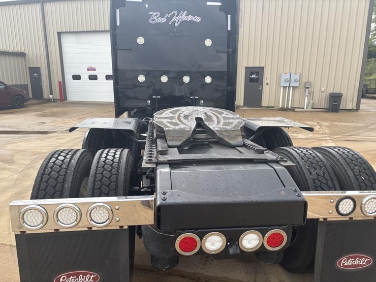 peterbilt-389-image-3
