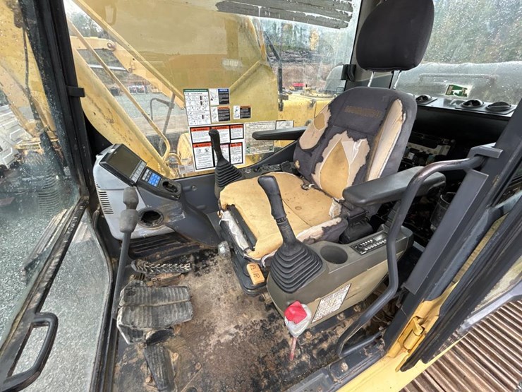 komatsu-pc270-lc-image-50