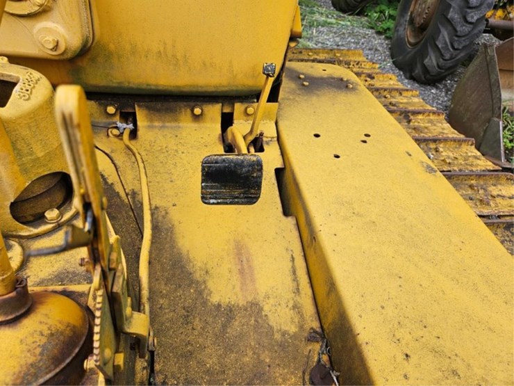 2013-caterpillar-d6-image-24