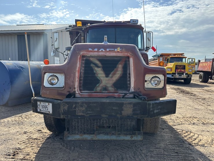 1997-mack-dm690s-image-7