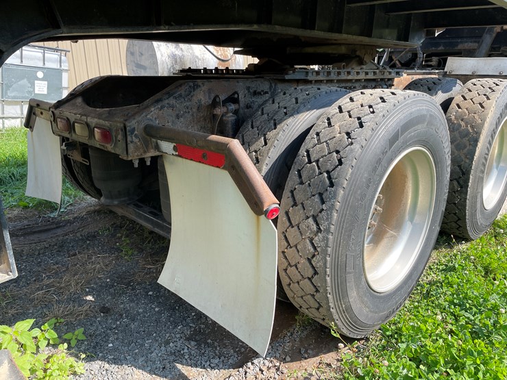 #7104-•-2006-volvo-semi-tractor-with-sleeper-cab-semi-(has-wi-title)-image-7