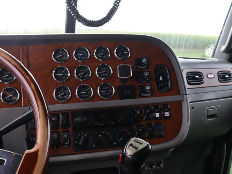 2006-peterbilt-379-image-18