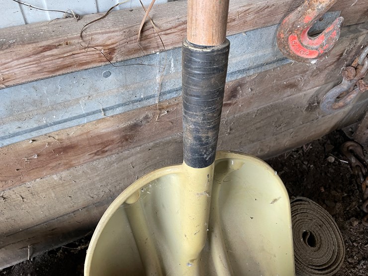 #7142-•-2-shovels-and-ratchet-straps-image-6