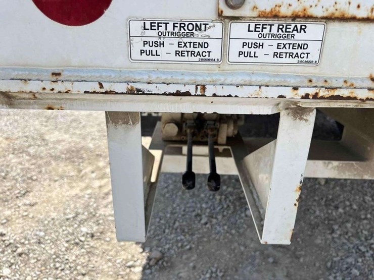 2014-peterbilt-320-image-33