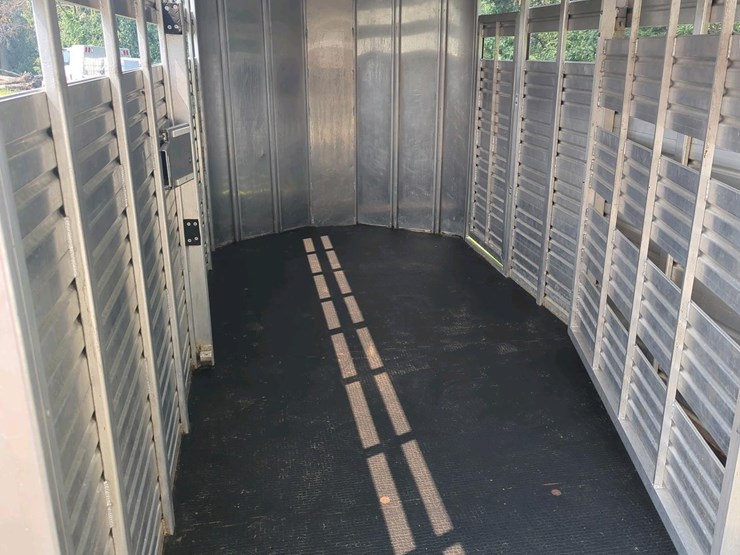 featherlite-livestock-trailer,-aluminum,-tandem-axle,-rubber-floor,-side-&-rear-doors-image-5
