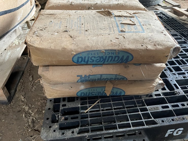 #7150-•-pallet-of-6-bags-of-barn-lime-image-2