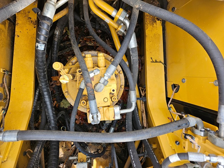 2017-caterpillar-336f-image-40
