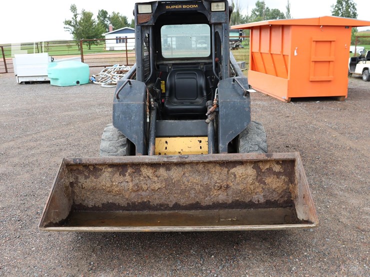 new-holland-l465-image-2