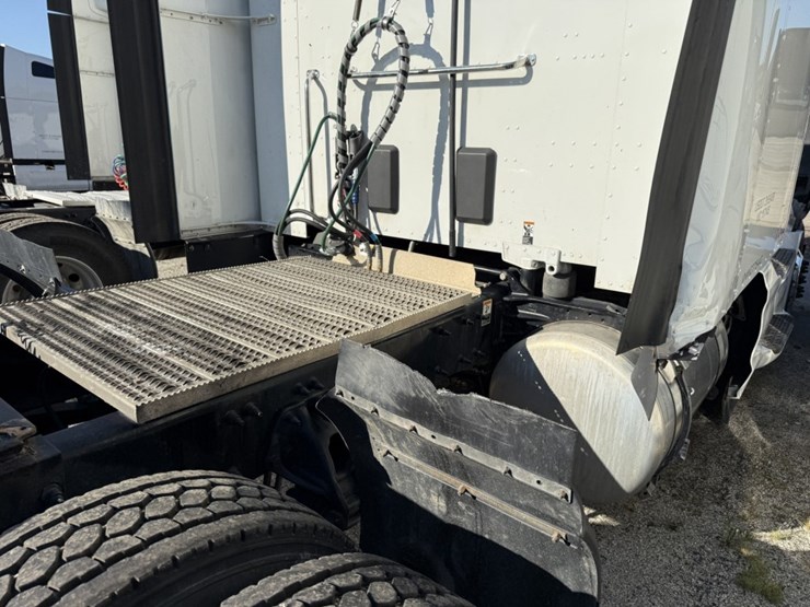 2022-peterbilt-579-image-37