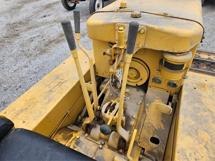 2015-caterpillar-d2-image-29