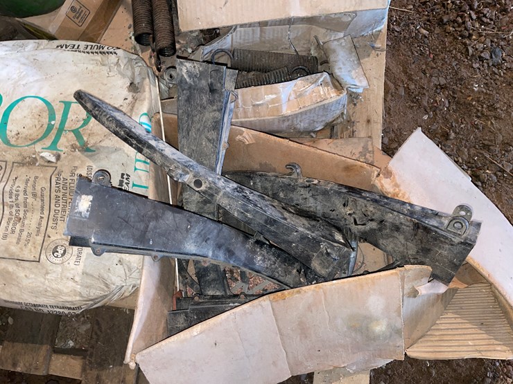 #7176-•-pallet-of-various-planter-parts-image-3
