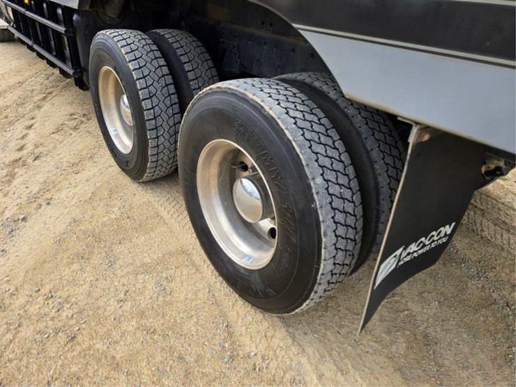 freightliner-114sd-image-31