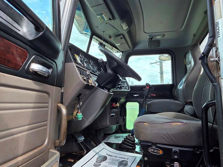 2013-peterbilt-367-image-23