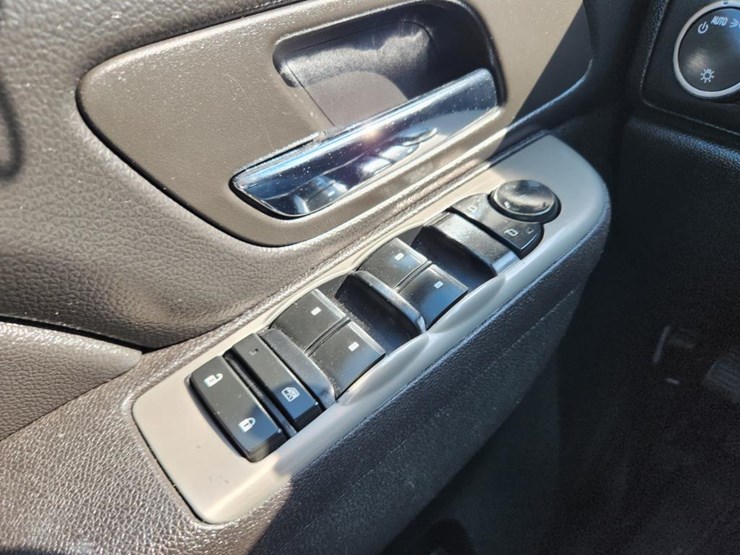 2013-chevrolet-tahoe-image-34