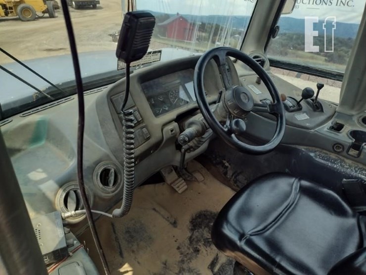 2005-deere-300d-image-13