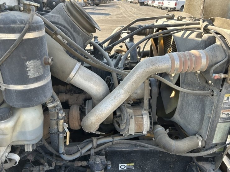 2005-peterbilt-335-image-40