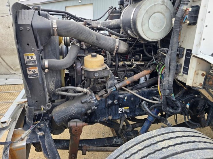 2006-peterbilt-335-image-9