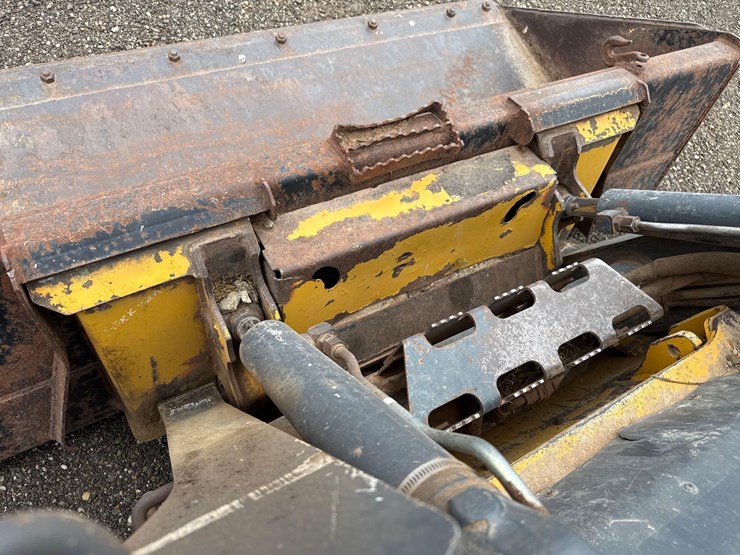 2012-deere-320d-image-6