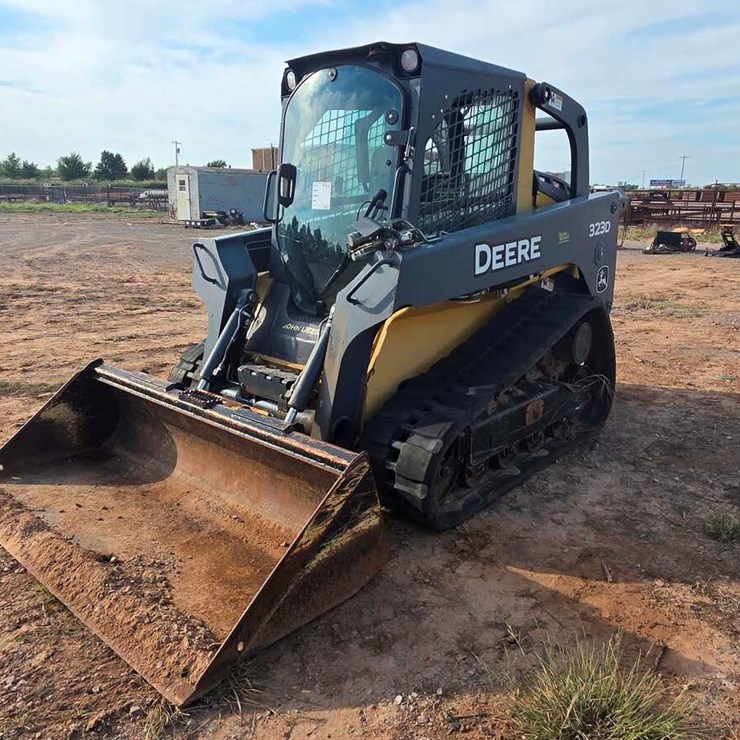2011 DEERE 323D