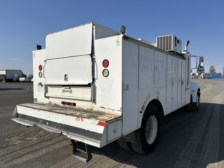 2005-peterbilt-335-image-5
