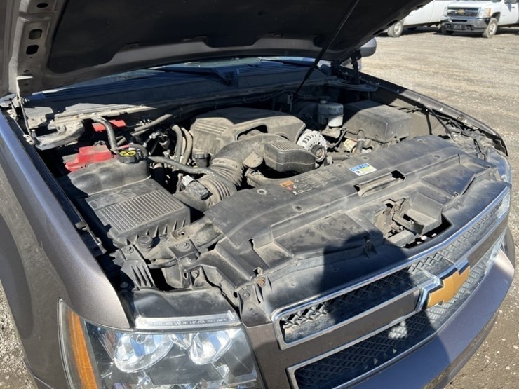 2014-chevrolet-suburban-image-15