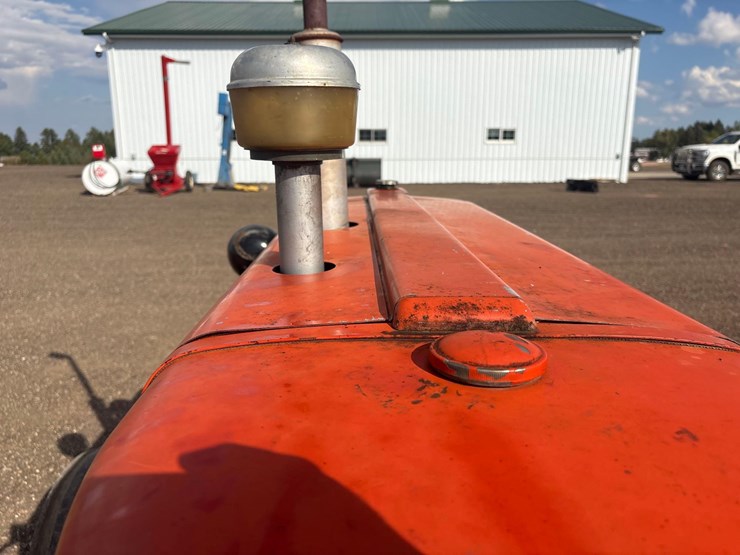 allis-chalmers-d15-tractor-image-14
