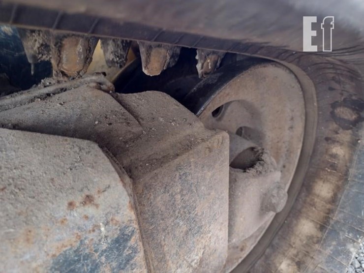 2015-deere-329e-image-33