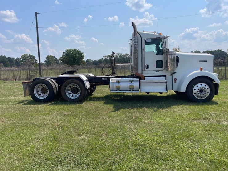 2018-kenworth-w900-image-4