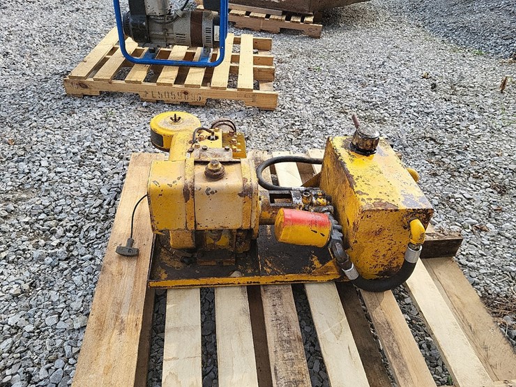 augermate-hydraulic-pump-with-gas-engine-image-1