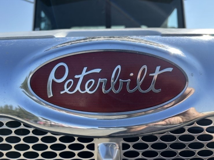 2005-peterbilt-335-image-9