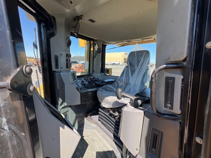 2012-caterpillar-d8t-image-19