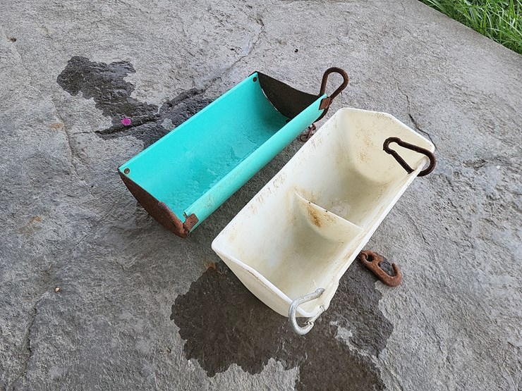 (2)-16"-poly-hanging-feeders-image-4
