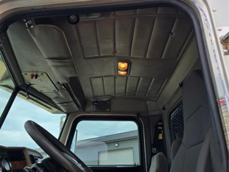 2006-peterbilt-335-image-21