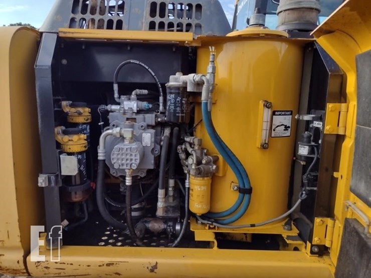 2010-deere-120d-image-45