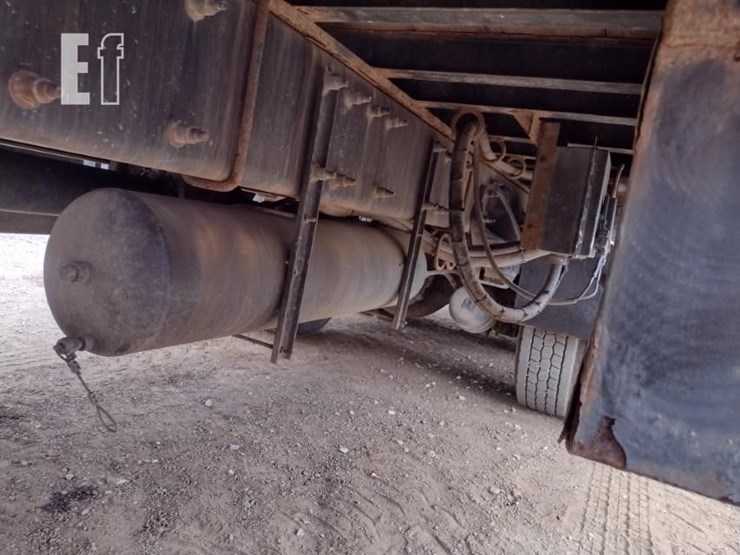 2016-peterbilt-348-image-25