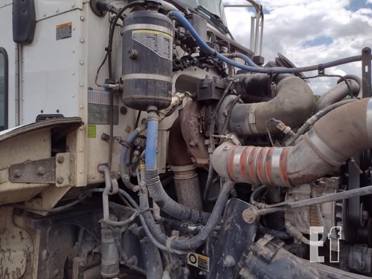 2016-peterbilt-348-image-52