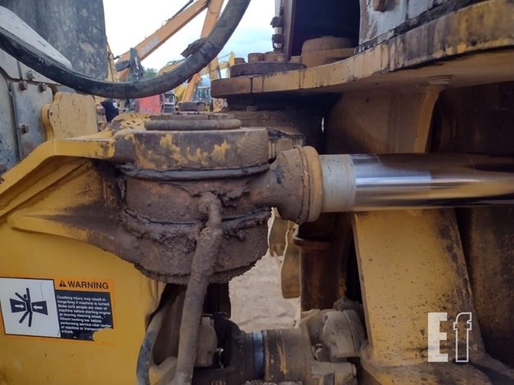 2005-deere-300d-image-35