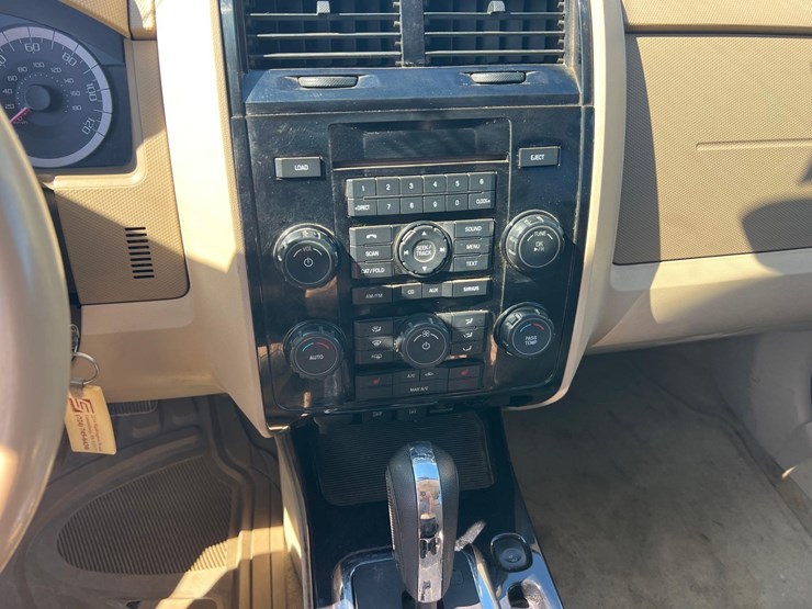 2011-ford-escape-image-13