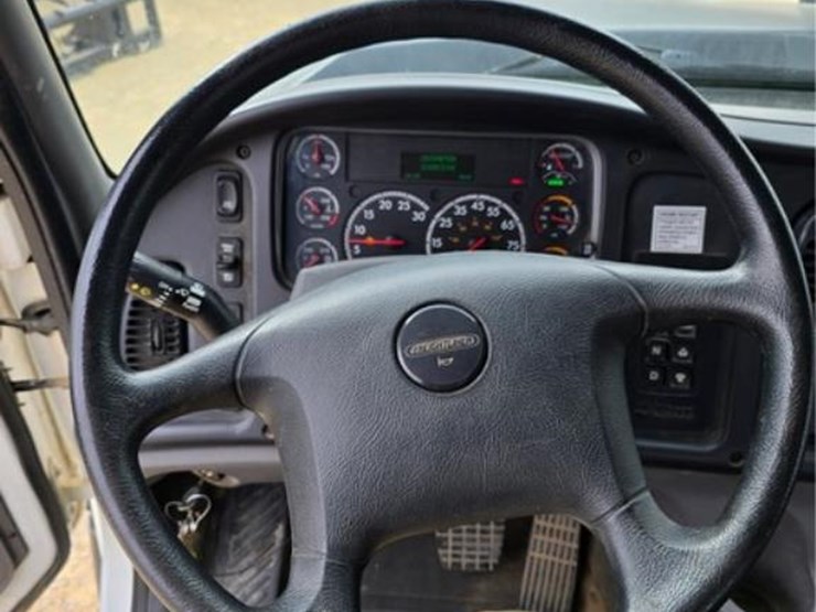 freightliner-114sd-image-60