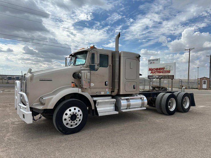 2012-kenworth-t800-image-1