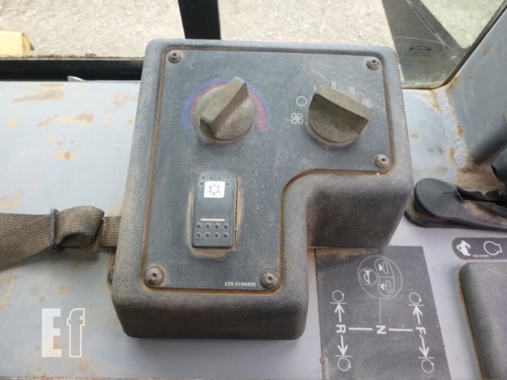 2005-caterpillar-d4g-xl-image-13