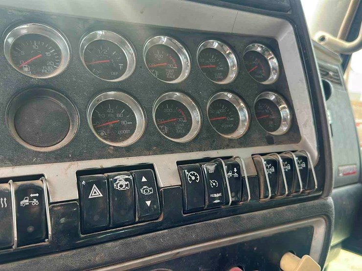 2012-kenworth-t800-image-9