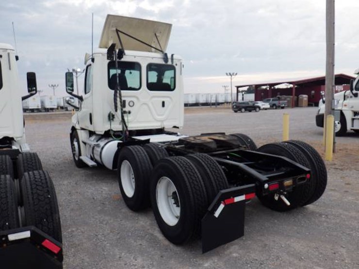2018-freightliner-cascadia-126-image-8