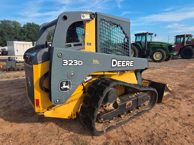 2011-deere-323d-image-10