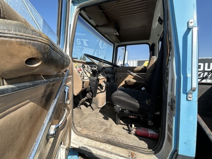1992-ford-l8000-image-13