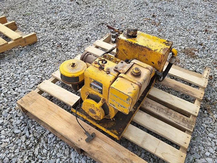 augermate-hydraulic-pump-with-gas-engine-image-2