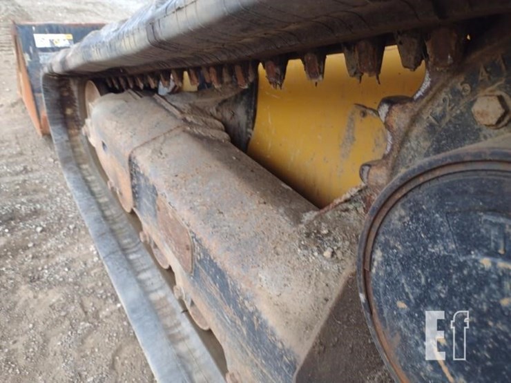 2015-deere-329e-image-22