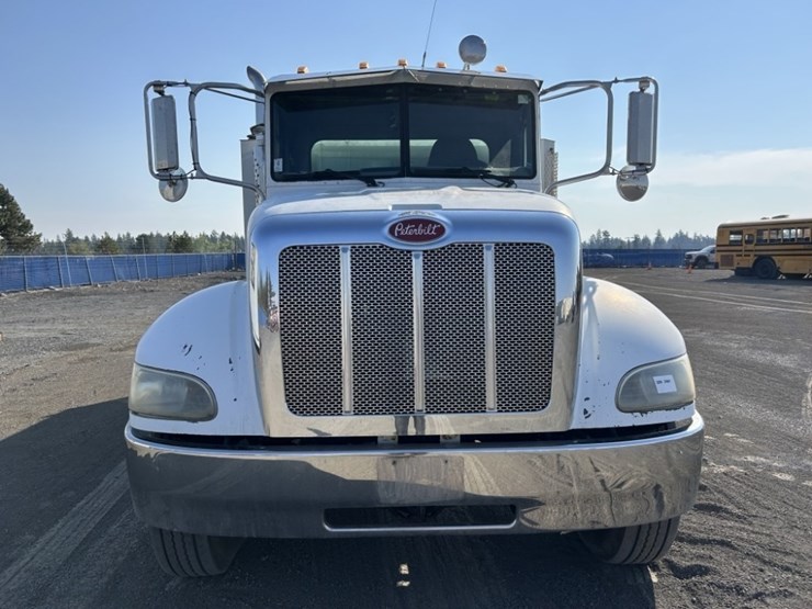 2005-peterbilt-335-image-8