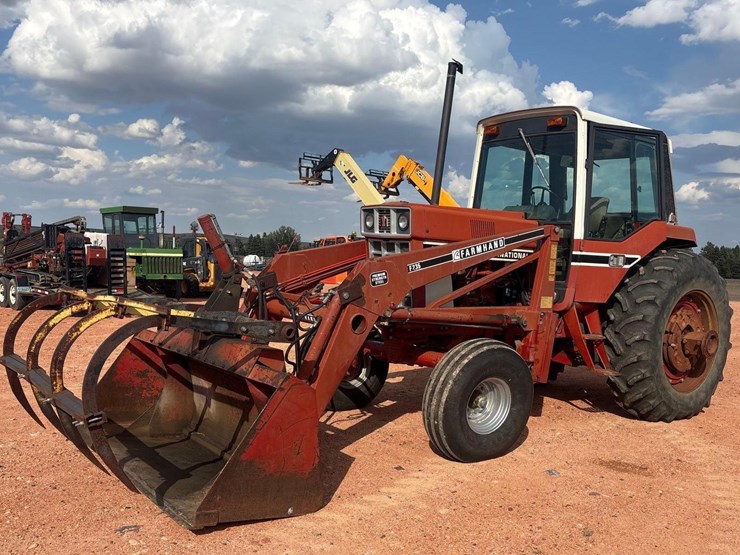 1979-international-1086-tractor-image-1